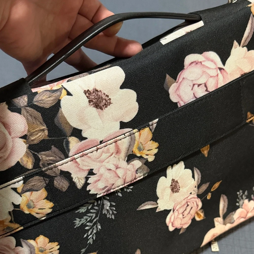 Mosiso laptop sleeve with a black base and peony floral pattern EUC